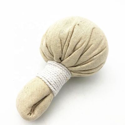 천연 허브 압축 스파 보디볼과 함께 태국 허브의 치료 특성