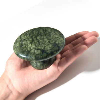 몸 치유와 에너지 치료에 사용할 수 있는 어두운 녹색 Xiuyan Jade 버섯 Gua Sha 도구