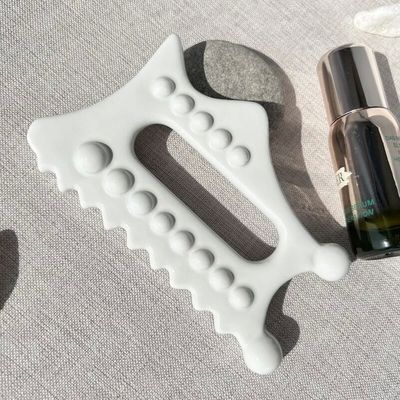 사용자 정의 가능한 구아샤 마사지 도구 후부 다리 팔 목 어깨 SPA에서 부드러운 조직을 스크래핑하기 위해 크림 Guasha 돌 보드