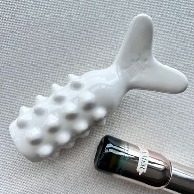 체 마사지 장비 세라믹 풀 보디 구아 샤 마사저 생선 모양으로 림프 배수 및 미용 치료