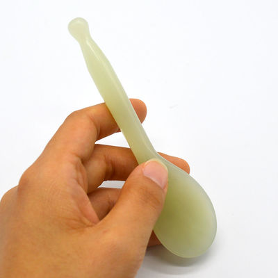 몸 관리 Xiuyan Jade Gua Sha 마사지 도구 건강과 웰빙을위한 녹색?? 가 모양의 Guasha Scarping 도구